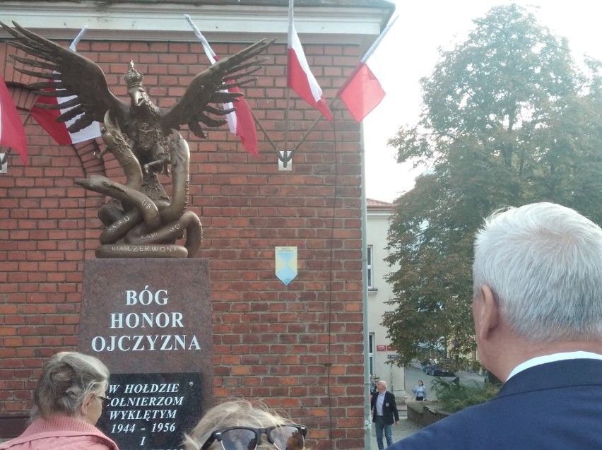 Przy Zespole Szkół Nr 4 w Jaśle stanął pomnik poświęcony...