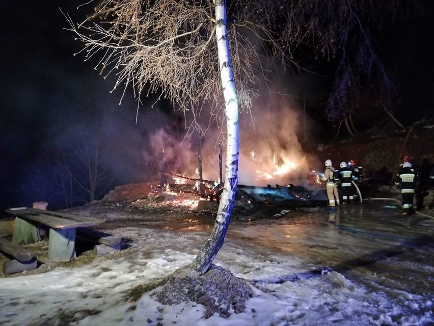 Spłonęła drewniana chata przy schronisku pod Potrójną w Beskidzie Małym. Strażacy nie mogli tam dojechać