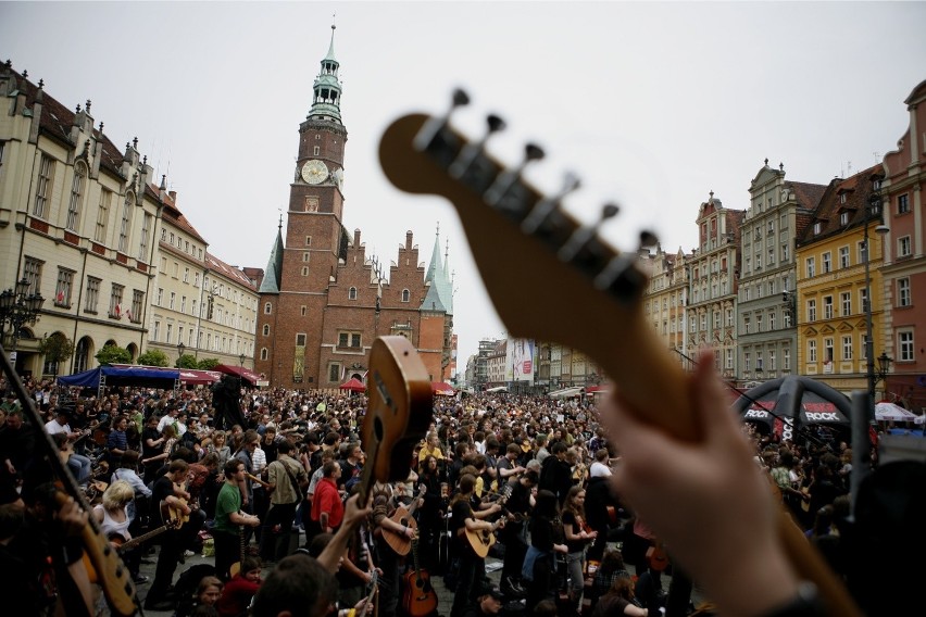 01.05.2010 wroclaw . rynek . bicie gitarowy rekord swiata ....