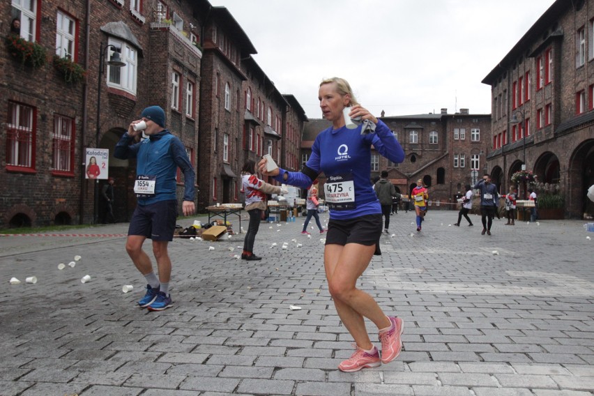 Biegacze Silesia Marathonu na Nikiszowcu. Trasa Silesia...