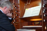 Mistrz Roman Perucki przy instrumencie mistrza Christiana Voelknera. Koncerty organowe w Ustce