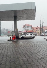Wypadek w Sosnowcu: Samochód wjechał w dystrybutor stacji paliw WIDEO Wyciek gazu 