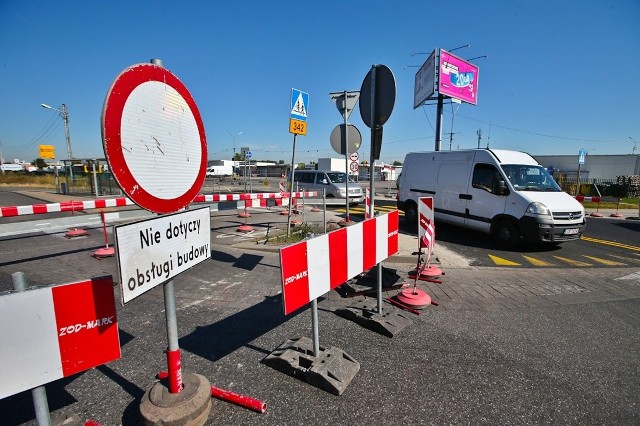 W pierwszym odcinku objazdu wyznaczono ruch dwukierunkowy, dzięki temu można wjechać i wyjechać z targowiska. W kolejnej części pojedziemy już tylko w kierunku Obornik Śląskich. W przeciwną stronę wyznaczono objazd przez ulice Kominiarską, Miętową i Meliorancką prosto do ulic Sułowskiej i Żmigrodzkiej.