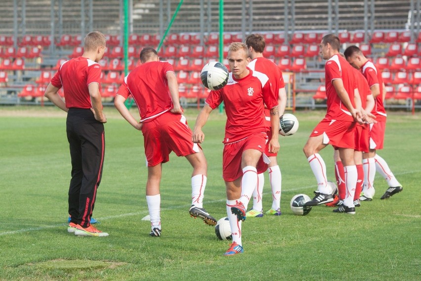 W piątek ełkaesiacy trenowali na głównej płycie stadionu...