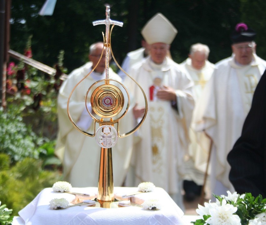 Kropla krwi Jana Pawła II w Świekatowie. Relikwia będzie wędrować po domach  [zobacz zdjęcia]