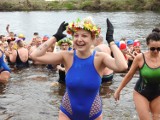 Magda Narożna spotkała się z fanami w wodzie, kąpała się pod mostem i oficjalnie została "foczką". Zobacz zdjęcia 