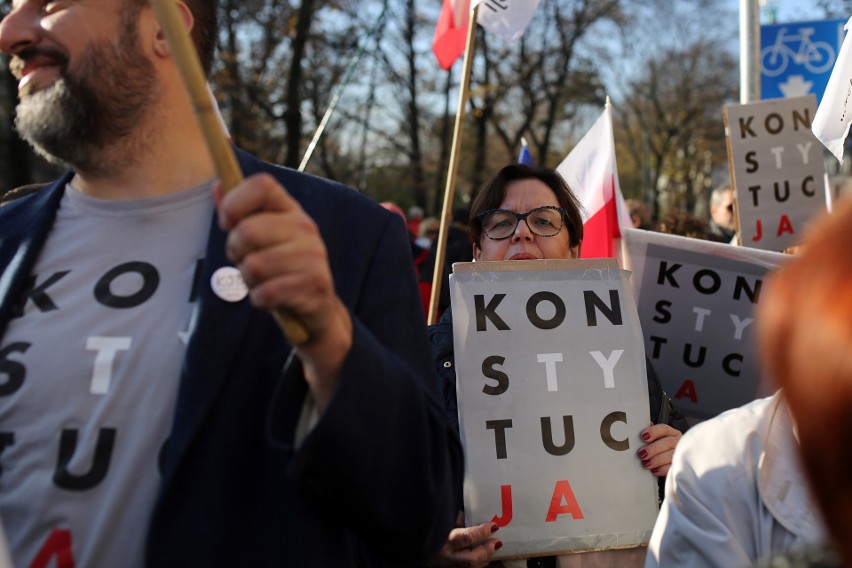 Kraków. KOD świętuje stulecie odzyskania przez Polskę niepodległości [ZDJĘCIA]