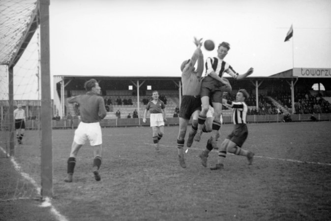 Stadion Wisły, marzec 1937. Mecz Wisła - Nemzeti Budapeszt.