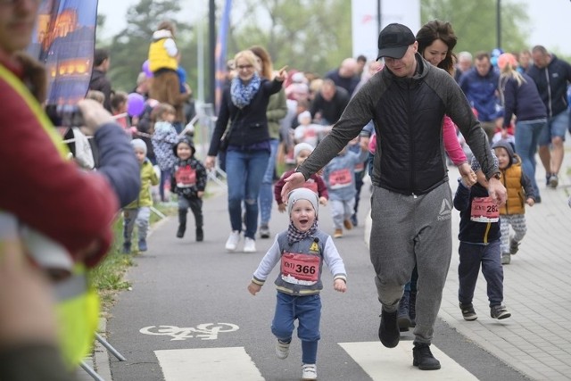 Run Toruń 2019 Zwiedzaj Ze Zdrowiem w ten weekend w Toruniu. W sobotę rywalizowali najmłodsi biegacze. Zobaczcie zdjęcia z biegów dzieci. W niedzielę o godz. 12.00 start do biegu głównego na dystansie 10 km. W sumie organizatorzy spodziewają się nawet trzech tysięcy uczestników.