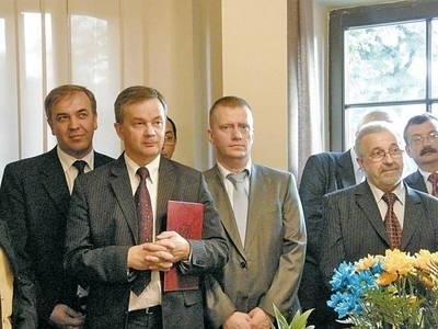 Lesław Blacha (pierwszy z lewej) i Krzysztof Świerczek (obok) kiedyś uczestniczyli w otwarciu biura poselskiego Zbysława Owczarskiego. Dziś z posłem już nic ich nie łączy Fot. Magdalena Uchto