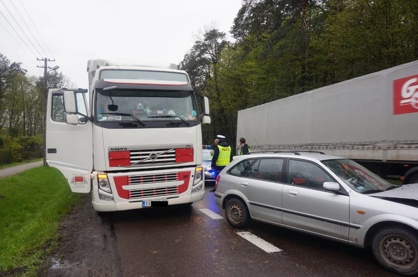 Wypadek w Lasach. Kierująca volkswagenem wjechała w nieoznakowany radiowóz