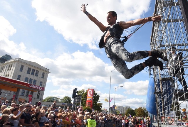 Winobranie w Zielonej Górze. Tak bawiliśmy się w mieście w poprzednich latach. Zobaczcie te niezwykłe fotografie! Winobranie 2020 będzie inne niż wszystkie. W reżimie sanitarnym, z dystansem społecznym, w maseczkach... Winobranie 2020 w dobie pandemii. Wiemy już, jakie gwiazdy na nim wystąpią! Jakie nowości czekają na nas w trakcie święta?- Jesteśmy w sytuacji wyjątkowej - mówi Agata Miedzińska, dyrektorka Zielonogórskiego Ośrodka Kultury. - To Winobranie będzie wyjątkowe, bo w rygorze sanitarnym. Będziemy o tym powtarzać, by było bezpiecznie. Ale to nie znaczy, że nie będzie wesoło! To właśnie na placu Teatralnym odbywać się będą muzyczno-taneczno-artystyczne wydarzenia Winobrania. Będziemy tutaj z państwem od godziny 14.00 do 23.00. Zaglądajcie do nas. Będzie to teren z rygorem sanitarnym.Oprócz tego wystąpi dużo gwiazd związanych z naszym regionem, m.in.:LUC, Mela Koteluk, Raz Dwa Trzy,  Krzysztof Kiljański. Będzie mniej stanowisko na jarmarku i nowy regulamin, jeśli chodzi o lunapark. Winobranie 2020 w Zielonej Górze. Kiedy do centrum przyjeżdża wesołe miasteczko, to znak, że święto miasta zbliża się wielkimi krokami