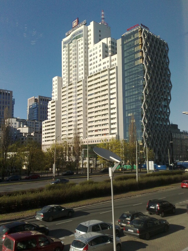 Budynek mieszkalny w centrum WarszawyCentra miast są szczególnie wrażliwym miejscem dla inwestycji.