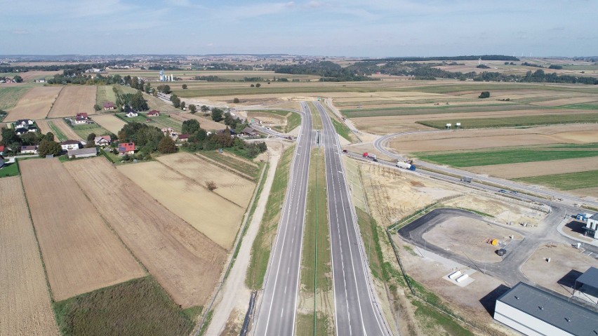Najnowsze zdjęcia lotnicze z budowy trasy S7: odcinek węzeł...
