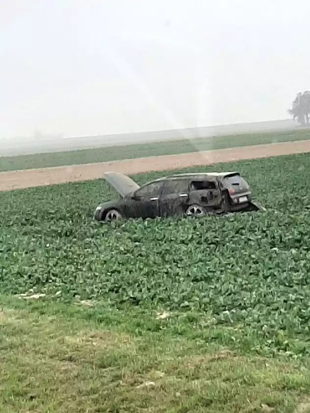 Do zdarzenia doszło w środę około godz. 15.50. Ze wstępnych informacji policji wynika, że na drodze krajowej nr 94 w okolicy Łosiowa kierowca wyprzedzał "na trzeciego".Skutkiem niebezpiecznego manewru było zderzenie trzech pojazdów. Jeden z nich zjechał do przydrożnego rowu, inny zatrzymał się dopiero w polu, kilkanaście metrów od drogi.