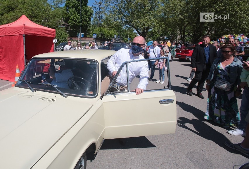 Prezydent Szczecina zabrał w podróż swoim kultowym fiatem z 1973 roku dla małej Ingi. ZDJĘCIA, WIDEO