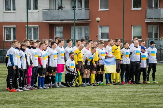 Przed meczem piłkarze Chemika i Sportisu w geście solidarności dla narodu ukraińskiego wystąpili w specjalnych koszulkach w barwach narodowych Ukrainy.Aby zobaczyć zdjęcia z meczu przesuń gestem lub strzałką w prawo>>>