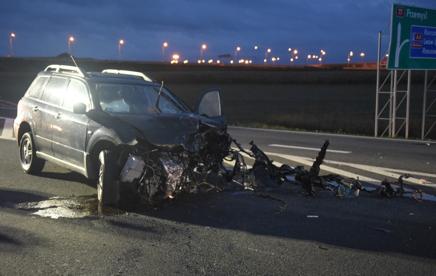 Wypadek w Skołoszowie. Na DK 77 kierująca mitsubishi zderzyła się z sarną i z ciężarówką [ZDJĘCIA]