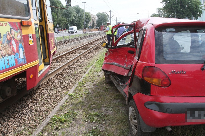 Wypadek na Piłsudskiego. Kobieta ranna po zderzeniu z tramwajem  [ZDJĘCIA]