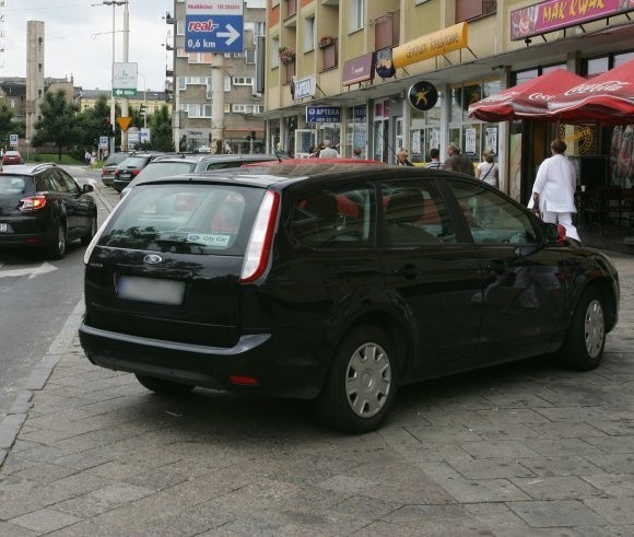 Na placu Żołnierza samochody stoją wprost na chodniku. Przydałby się tu nowy parking.