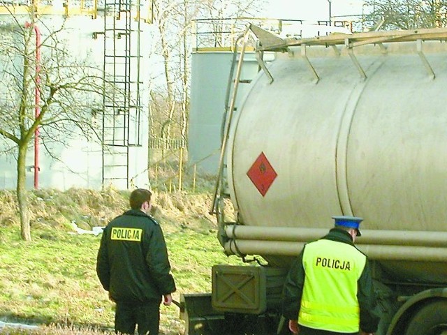 Od poniedziałku policjanci nie wychodzą z terenu byłej bazy paliwowej w Namysłowie.