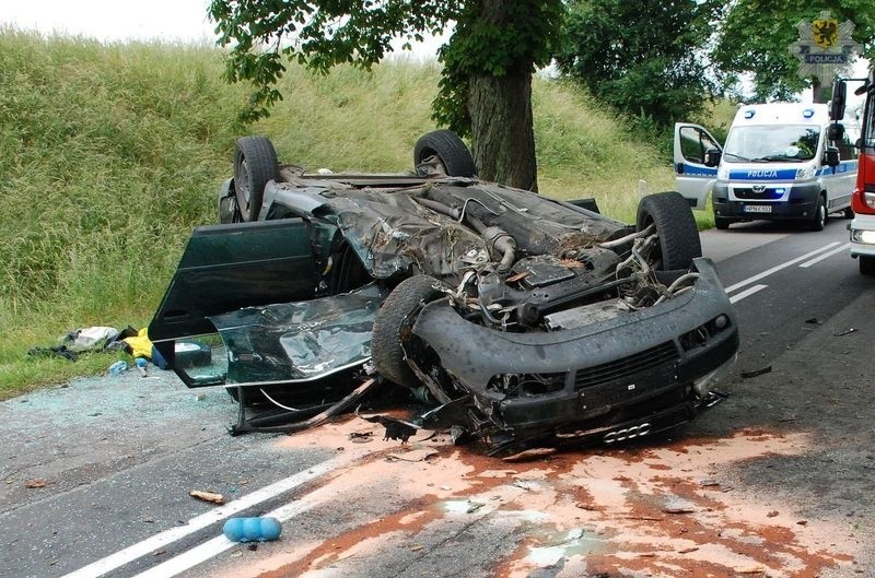 20-letni kierowca zjechał na pobocze, uderzył w drzewo i dachował (zdjęcia) 