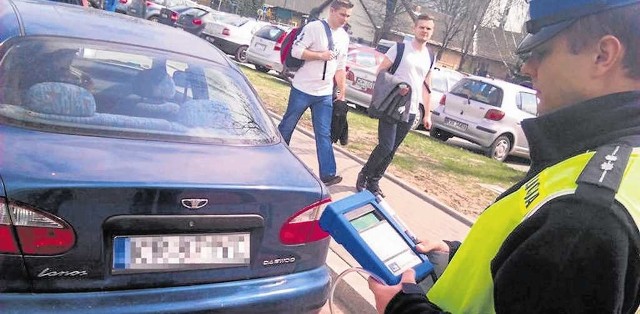 W kwietniu policjanci otrzymali od miasta trzy urządzenia do pomiaru emisji spalin, ale rzadko z nich korzystają