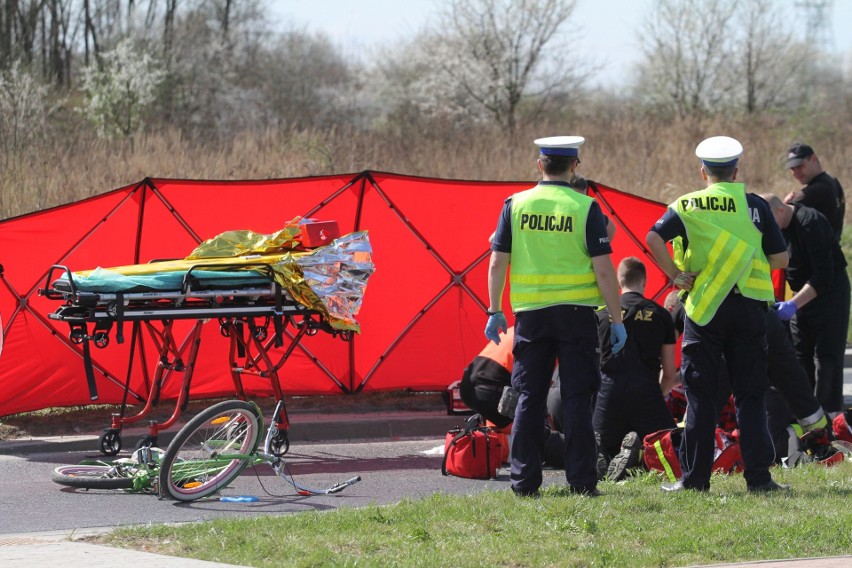 Śmiertelny wypadek na rondzie. Ciężarówka potrąciła rowerzystkę 