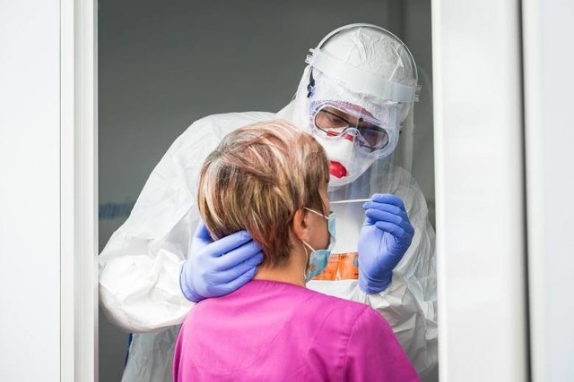 Testy analne na obecność koronawirusa?Chińskie władze od ponad tygodnia nie zgłosiły ani jednego nowego lokalnego przypadku COVID-19. Pekin utrzymuje jednak surowe restrykcje na granicach, w tym obowiązek kwarantanny i testów dla wszystkich przyjezdnych. W praktyce wjazd do kraju jest niemożliwy dla większości cudzoziemców, ale z zakazu wyłączeni są dyplomaci, pod warunkiem, że poddadzą się testom na obecność koronawirusa SARS-CoV-2. Problem w tym, że od niektórych osób pobierane są wymazy z odbytu, gdyż chińscy naukowcy uznali takie testy za pewniejsze niż badanie próbek pobranych z gardła czy nosa. Ich zdaniem bowiem ślady wirusa pozostają dłużej w odbycie niż w drogach oddechowych.Czytaj dalej. Przesuwaj zdjęcia w prawo - naciśnij strzałkę lub przycisk NASTĘPNE