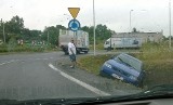 Wypadek przy autostradowej obwodnicy Wrocławia. Audi wpadło do rowu (FOTO)