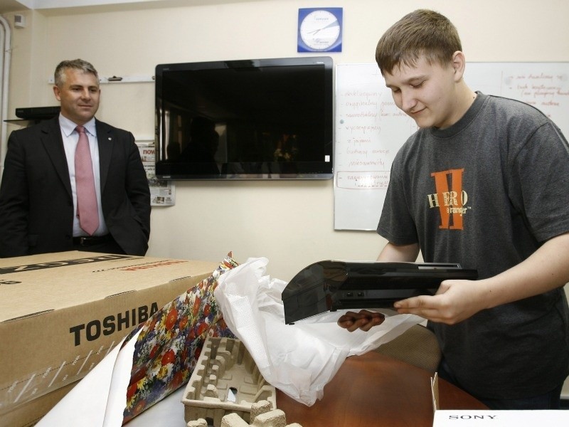 Bartek odbiera wymarzone Playstation 3 i duży telewizor.