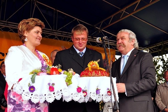 Starostowie tegorocznych dożynek: Maria Kliszewska z Baraku i Tadeusz Rut z Sadku przekazali Andrzejowi Jarzyńskiemu, burmistrzowi bochen chleba wypieczony z zebranego w tym roku ziarna.