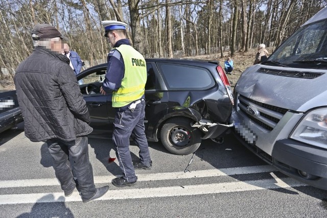 Do wypadku doszło w niedzielę, 25 marca, na ul. Wrocławskiej na wysokości cmentarza. Zdarzyły się cztery samochody, trzy osobowe i bus. Dwie osoby trafiły do szpitala, w tym kobieta w ciąży.  Do wypadku doszło na pasie ruchu prowadzącym w kierunku centrum miasta. Zderzyły się dwa fordy osobowe, volkswagen passat i ford bus. Auta uderzały w tył poprzedzających je pojazd&oacute;w. Najmocniej rozbity został jeden z osobowych ford&oacute;w, kt&oacute;ry znajduje się między busem a volkswagenem.Na miejsce przyjechały dwie karetki pogotowia ratunkowego. Do szpitala została zabrana kobieta w ciąży. Trafił tam r&oacute;wnież jeden z mężczyzn uczestniczących w wypadku. Uskarżał się na b&oacute;l szyi.Pas ruchu, na kt&oacute;rym doszło do wypadku został zablokowany.Zielonog&oacute;rska policja przypomina o ostrożności. &ndash; Wyszło słońce, kt&oacute;re może oślepić. W dodatku na suchej drodze rozwijamy większe prędkości. Pamiętajmy o rozsądku za kierownicą &ndash; m&oacute;wi podinsp. Małgorzata Stanisławska, rzeczniczka zielonog&oacute;rskiej policji.Zobacz też: Policja rozbiła gang samochodowy działający na niespotykanie wielką skalę&lt;iframe src=&quot;//get.x-link.pl/bc120288-799a-c8bd-47b8-57002f4c8142,6f4d7aa0-3e8e-06eb-ea2f-747d6e44a8ac,embed.html&quot; width=&quot;640&quot; height=&quot;360&quot; frameborder=&quot;0&quot; webkitallowfullscreen=&quot;&quot; mozallowfullscreen=&quot;&quot; allowfullscreen=&quot;&quot;&gt;&lt;/iframe&gt;&lt;center&gt;&lt;div class=&quot;fb-like-box&quot; data-href=&quot;https://www.facebook.com/gazlub/?fref=ts&quot; data-width=&quot;600&quot; data-show-faces=&quot;true&quot; data-stream=&quot;false&quot; data-header=&quot;true&quot;&gt;&lt;/div&gt;&lt;/center&gt;