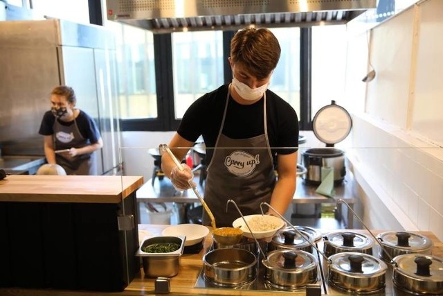 Bon żywnościowy dla branży gastronomicznej? Rząd rozważa zaoferowanie polskim przedsiębiorcom, by kupowali bony żywnościowe pracownikom. Koronawirus od roku skutecznie pustoszy nie tylko zdrowie i życie, ale również działalność niektórych branż. Jedną z tych, które najbardziej dotykają restrykcje związane z walką z Covid-19 jest gastronomia. Wiele restauracji, pubów nie przetrwało.  Czy bon żywnościowy - najnowszy pomysł rządzących, pozwoli przetrwać branży gastronomicznej?Czytaj dalej. Przesuwaj zdjęcia w prawo - naciśnij strzałkę lub przycisk NASTĘPNE