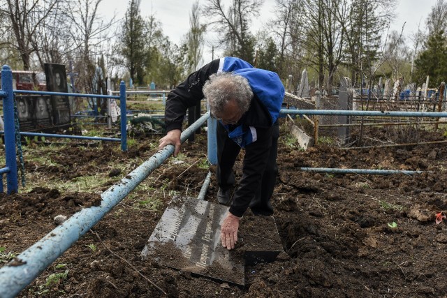 W obwodzie kijowskim znaleziono 15 masowych grobów oraz trzy katownie