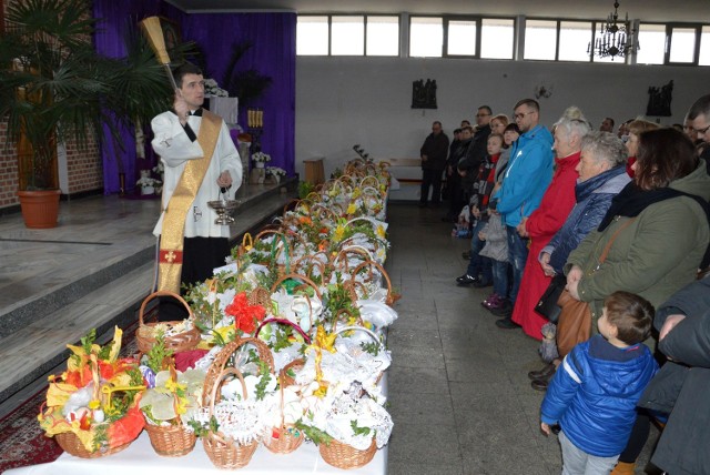 Święcenie pokarmów w kościele Trójcy Przenajświętszej w Stalowej Woli.