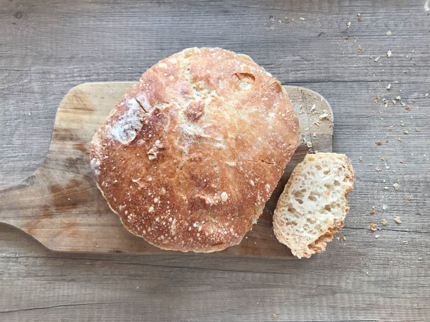 Domowy chleb pieczony w garnku.