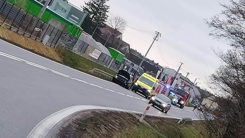 Wypadek w Zamościu gm. Troszyn. 18.12.2021 doszło do zderzenia dwóch aut osobowych. Zdjęcia