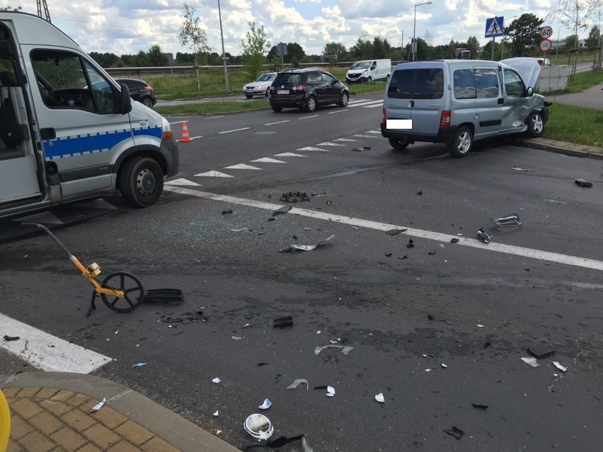 Wypadek na ostrołęckiej obwodnicy. Peugeot uderzył w volkswagena (zdjęcia, wideo)