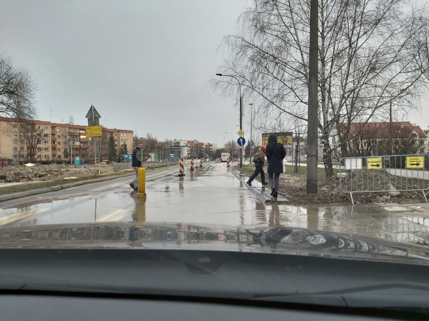 Kraków. Awaria na ulicy Kobierzyńskiej. Drogą płynęła woda [ZDJĘCIA]