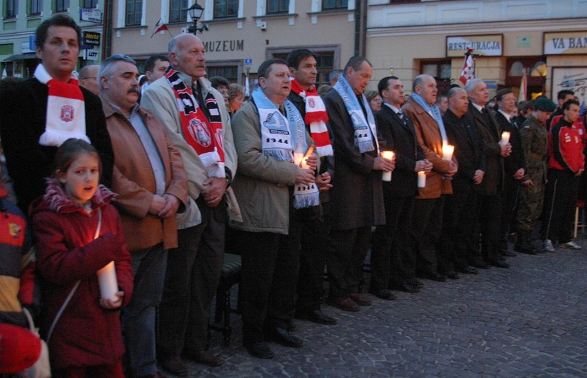 17 lat temu – po śmierci papieża Jana Pawła II - zwaśnieni ze sobą kibice w Rzeszowie czy Przemyślu szli razem. To było pojednanie [ZDJĘCIA]