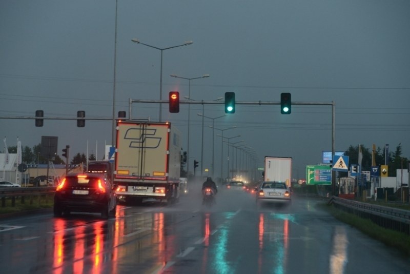 Burza w Poznaniu: Grzmoty, ulewa i gradobicie