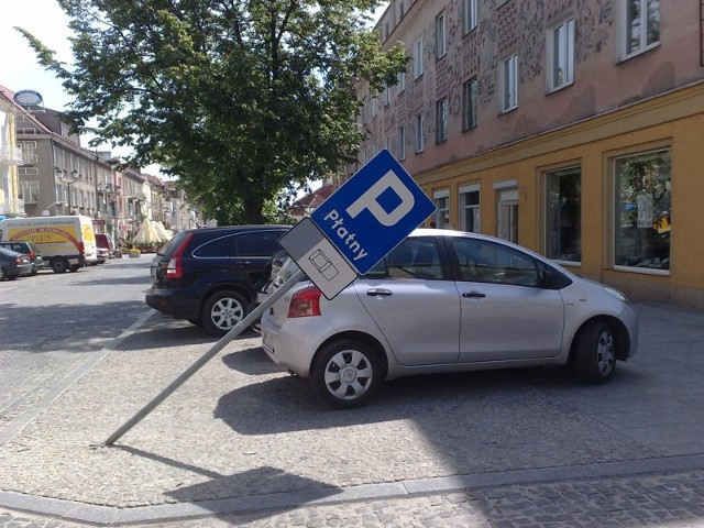 Przekrzywiony znak stoi przy jednym z parkingów przy Rynku Kościuszki.