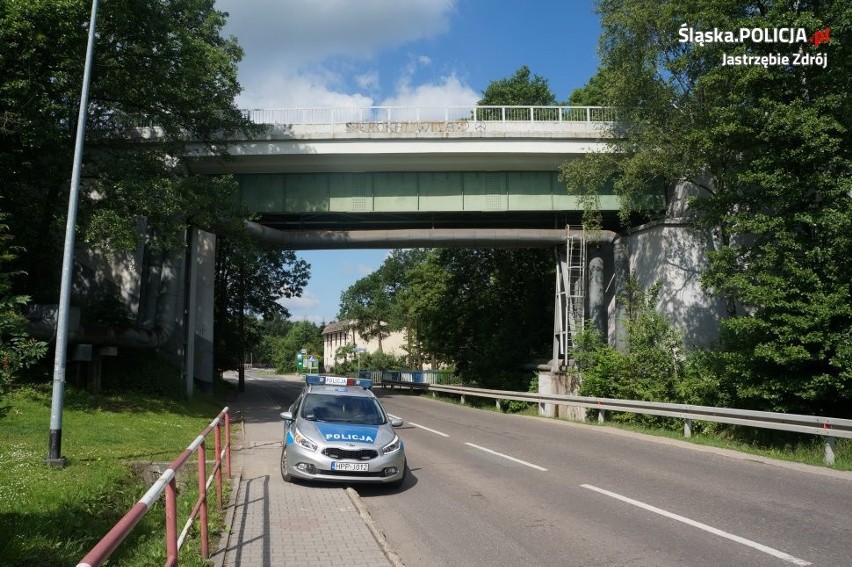 Chciała skoczyć z wiaduktu. Policjant zapobiegł tragedii