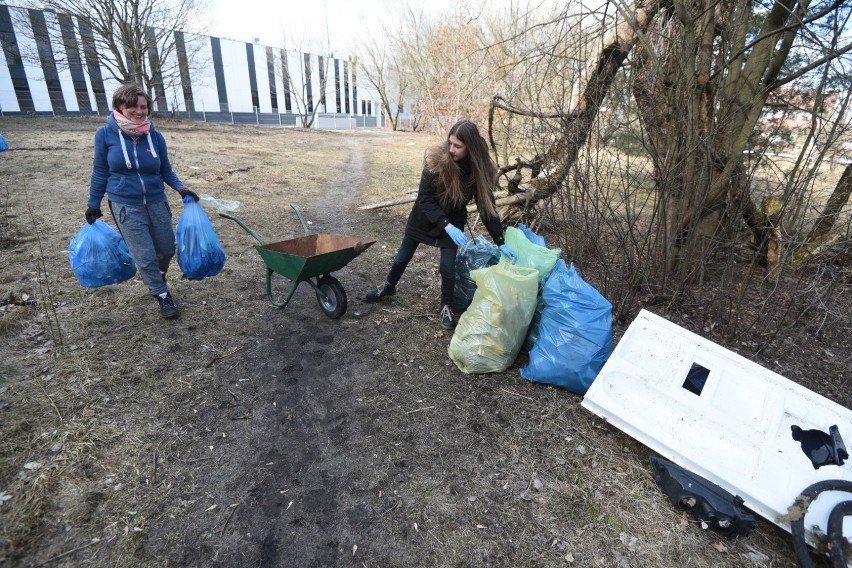 Mieszkańcy sprzątają "Psie Pole" na Wrzosach