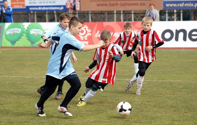 UKS Polonia Bydgoszcz (pasiaste stroje) w Świeciu zdobył dwa brązowe medale w U-10 i U-12. Na zdjęciu migawka meczu U-12 polonistów z SP 1 Gniewkowo (12:1)