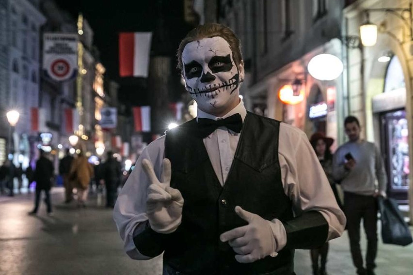 Halloween w Krakowie. Wampiry, duchy i czarownice przeszły ulicami [ZDJĘCIA]