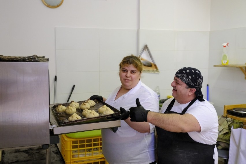 Gruzini Dawid i Angela otwierają własną piekarnię na starówce w Toruniu! Piec tone już jest