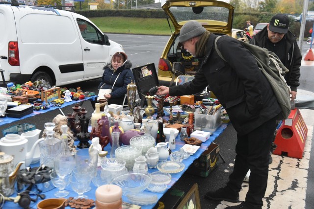 Tradycyjnie w niedzielę niehandlową - w tym przypadku 22 października - zorganizowano pchli targ na parkingu Centrum Handlowego "Kometa" przy ulicy Grudziądzkiej w Toruniu.