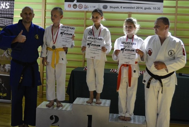 Na najwyższym stopniu podium Weronika Maciejewska. Z lewej jej trener Marcin Gawlik.